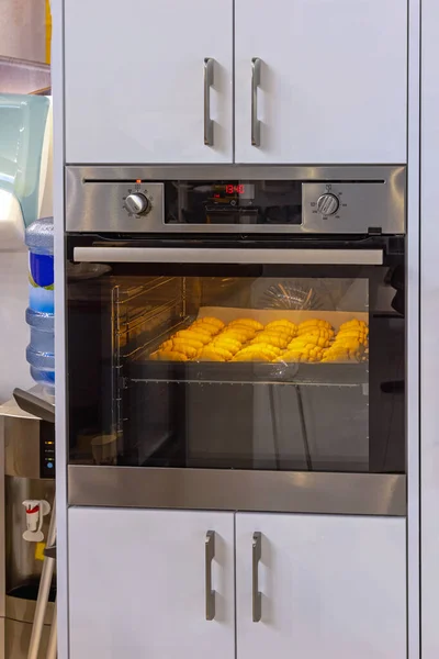 Bakken Croissants Dienblad Elektrische Oven Home Koken — Stockfoto