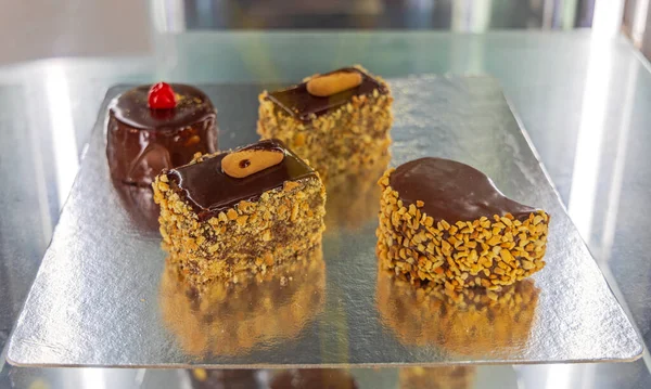 Κέικ Σοκολάτας Φουντούκια Στο Silver Tray Στο Display Fridge — Φωτογραφία Αρχείου