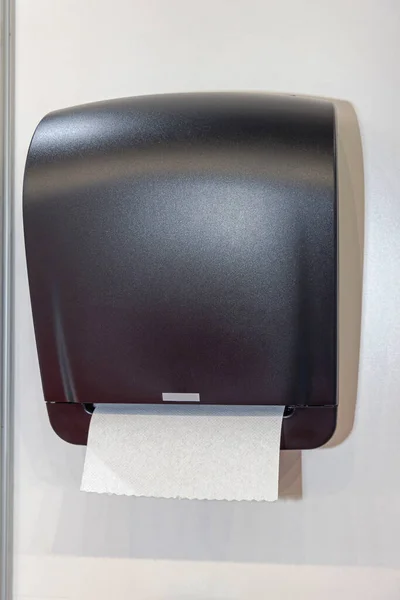 Siyah Plastik Kutu Kağıt Kağıt Havlu Dispansörü Duvarda — Stok fotoğraf