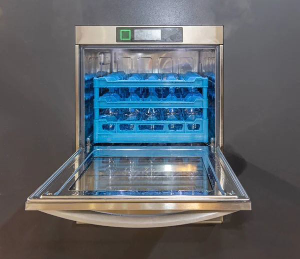 Commerciële Vaatwas Wasmachine Met Blauwe Rek Inzetstuk Voor Bril — Stockfoto