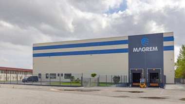 Simanovci, Sırbistan - 22 Ağustos 2022: Magrem Company Depo İnşaat Malzemeleri Toptancısı.