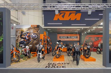 Belgrad, Sırbistan - 27 Mart 2023: Avusturya Ktm Motorsikletleri Uluslararası Moto Tutku Gösterisinde Yarışa Hazır.