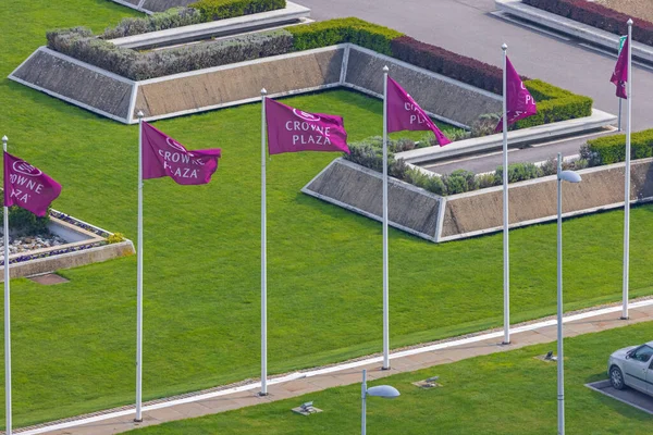 セルビアのベオグラード 2023年4月9日 クラウンプラザホテルニュー ベオグラード前の緑の草の上の空中ビュー紫色の旗 — ストック写真