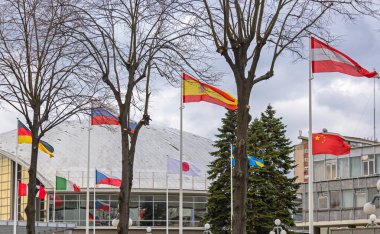 Uluslararası Konferans Binası Önünde Dünya Bayrakları