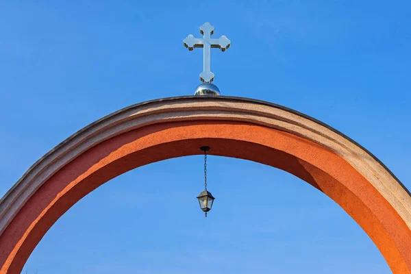 Ασημένιο Σταυρό Στην Πύλη Arch Στη Σερβική Ορθόδοξη Εκκλησία Του — Φωτογραφία Αρχείου