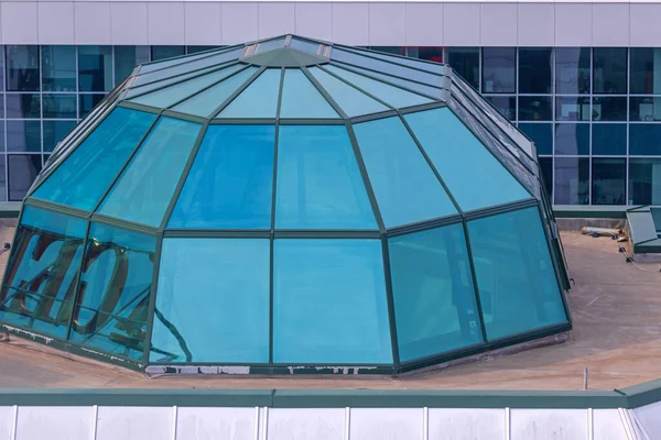 天窗楼顶的蓝色玻璃罩 — 图库照片