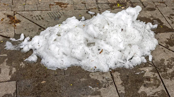 Schmutziger Schneehaufen Bei Winterproblemen Auf Dem Straßenpflaster — Stockfoto