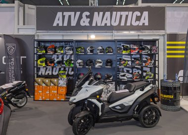 Belgrad, Sırbistan - 22 Mart 2023: Uluslararası Moto Tutku Fuarı Fuarı 'nda Atv Denizcilik Miğferleri Ekipmanı ve Qooder Dörtlü Scooter Booth.