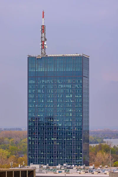セルビア ベオグラード 2023年4月9日 高さのある通信アンテナを備えた近代的なガラス超高層ビル — ストック写真