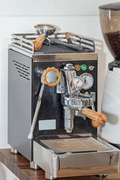 Professionell Italiensk Espresso Kaffebryggare Med Trähandtag — Stockfoto