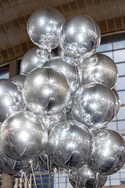 Cluster Ballons Argent Remplis Hélium Mylar Foil Dans Hall — Photo