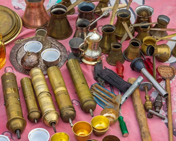土耳其风格的铜咖啡壶和手工黄铜研磨机 — 图库照片