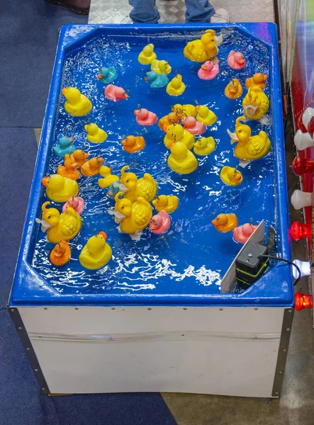 池中钓鱼橡胶鸭游乐园小朋友游戏顶视图 — 图库照片