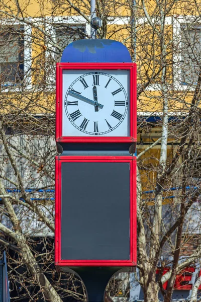 自由站立公共时钟与罗马数字太阳日 — 图库照片