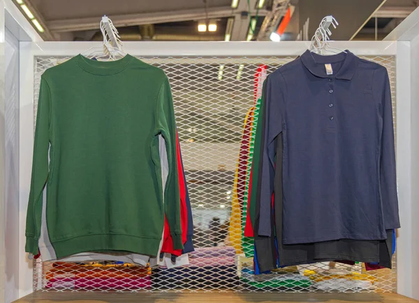 Shirts Met Lange Mouwen Cotton Tees Hangend Bij Wire Shelf — Stockfoto