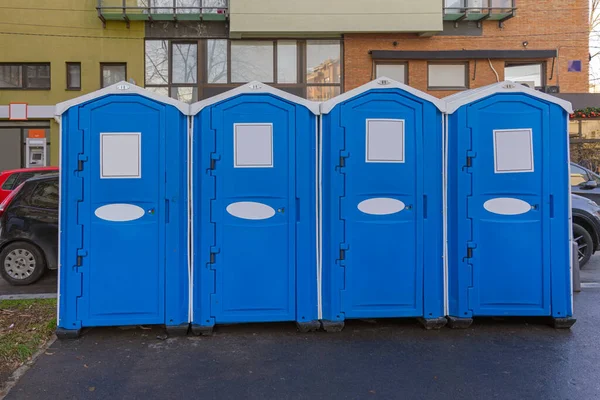 Cztery Przenośne Toalety Niebieskie Kabiny City Street Event — Zdjęcie stockowe