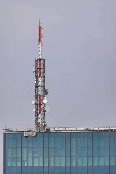Large Communication Antenna Top Modern Glass Skyscraper Tower Building — Stock Photo, Image