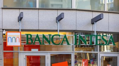 Belgrad, Sırbistan - 17 Şubat 2023: 3d Modern Office Building 'de İtalyan Banca Intesa Grubu Logosu İmzaladı.