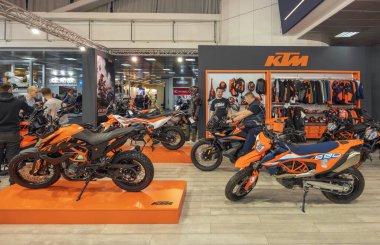 Belgrad, Sırbistan - 22 Mart 2023: Ktm Avusturya Macera Çapraz Motorsikletler Booth Uluslararası Moto Tutku Gösterisinde.