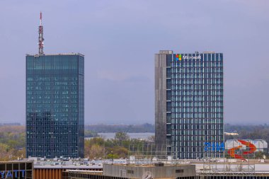 Belgrad, Sırbistan - 09 Nisan 2023: Uzun İletişim Antenli İki Modern Cam Gökdelen Usce Kuleleri Yeni Belgrad.