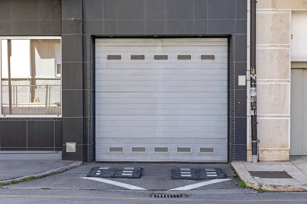Κλειστή Αυτοματοποιημένη Πόρτα Γκαράζ Εισόδου Για Αυτοκίνητα — Φωτογραφία Αρχείου