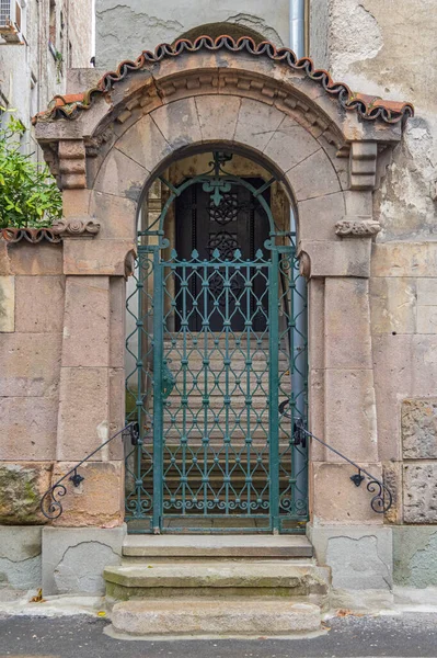 Zielona Żelazna Brama Wejście Starego Domu — Zdjęcie stockowe