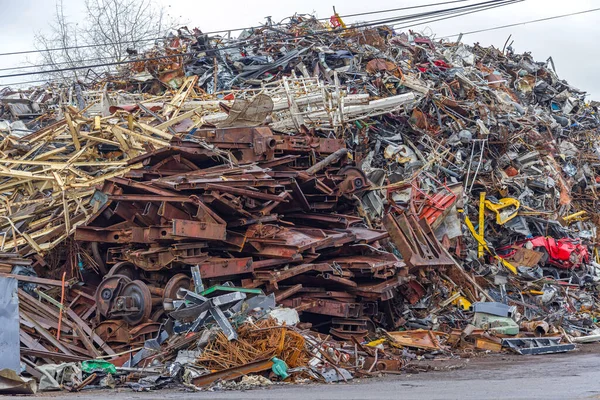 Μεγάλο Σωρός Παλιού Μεταλλικού Σιδήρου Για Ανακύκλωση Στο Scrap Yard — Φωτογραφία Αρχείου