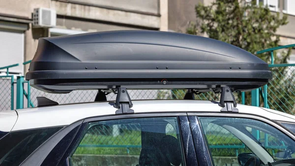 Große Schwarze Aerodynamische Dachbox Bei Weißem Auto — Stockfoto