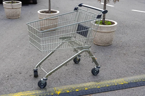 Empty Shopping Cart End Parking Lot — Stock Photo, Image