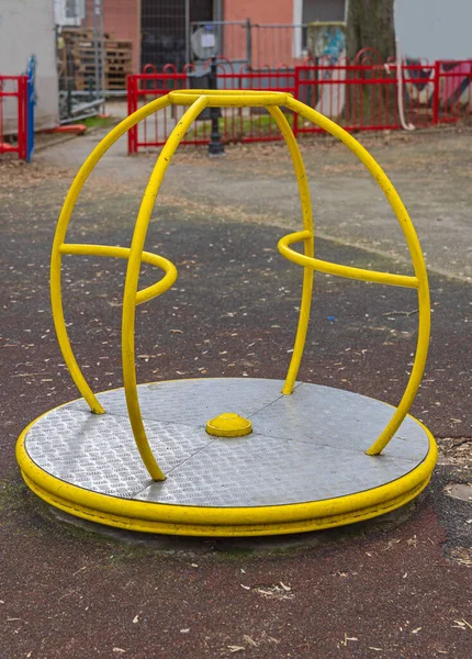 Drehbühne Mit Gelben Rohren Auf Kinderspielplatz — Stockfoto