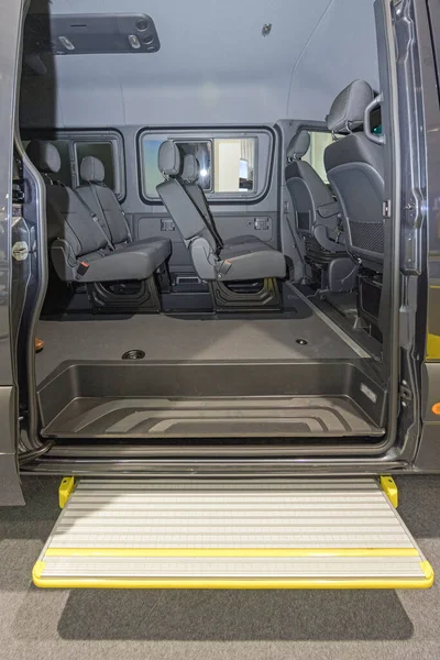Automatischer Schritt Für Den Zugriff Der Passagiere Auf Mini Bus — Stockfoto