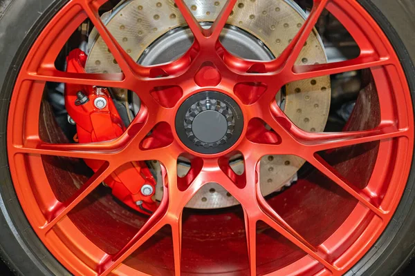 スポーツカーの赤い合金ホイールとブレーキキャリパー — ストック写真