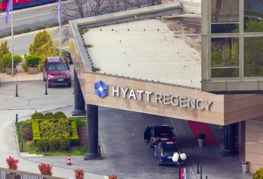 Belgrad, Sırbistan - 09 Nisan 2023: Yeni Belgrad 'daki Hyatt Regency Giriş Beş Yıldızlı Otel Binası Havadan Görünümü.