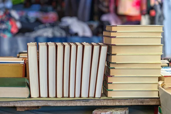 Bücher Aus Zweiter Hand Auf Flohmarkt Zum Verkauf — Stockfoto