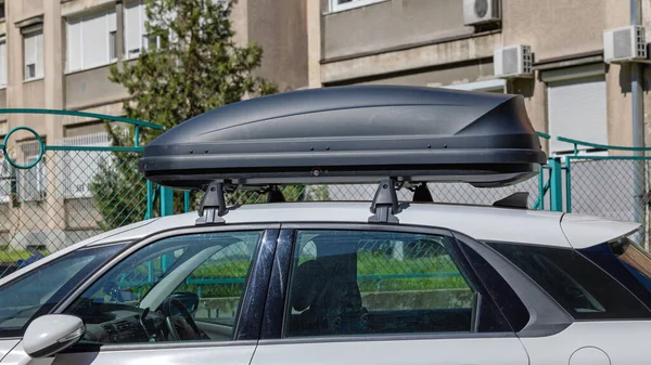 Grande Scatola Carico Del Tetto Aerodinamico Nero Viaggio Auto Bianca — Foto Stock