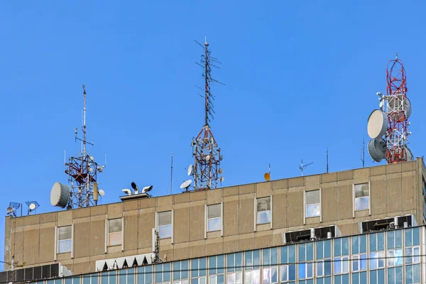 Många Antenner Toppen Kommunikationscentrum Byggnaden — Stockfoto