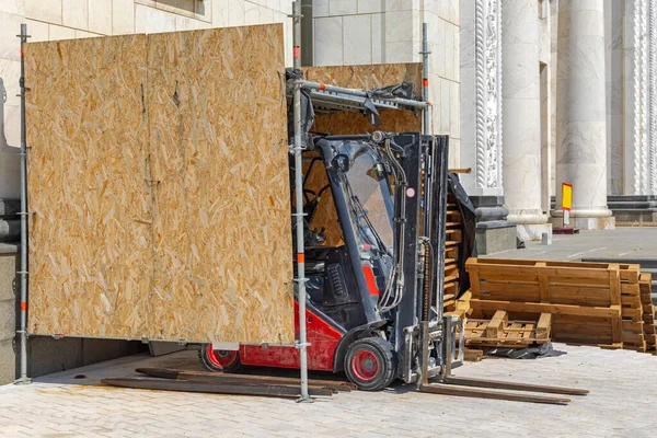 Forklift Improvised Temporary Garage Made Particle Boards Construction Site — Stock Photo, Image
