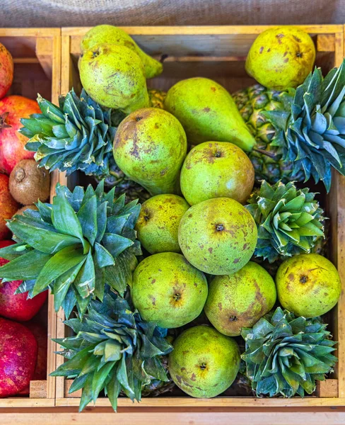 Zöld Körte Ananász Gyümölcs Fadobozban — Stock Fotó