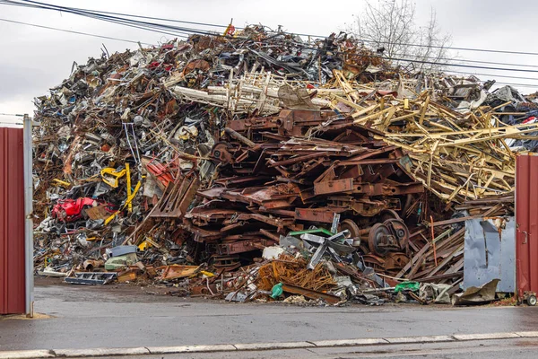 Μεγάλος Σωρός Παλαιού Σιδήρου Μετάλλων Για Την Ανακύκλωση Scrap Yard — Φωτογραφία Αρχείου