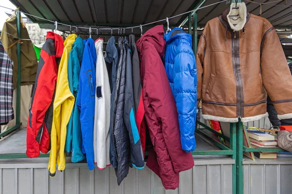 Χειμερινά Σακάκια Μεταχειρισμένα Προς Πώληση Στο Flea Market — Φωτογραφία Αρχείου