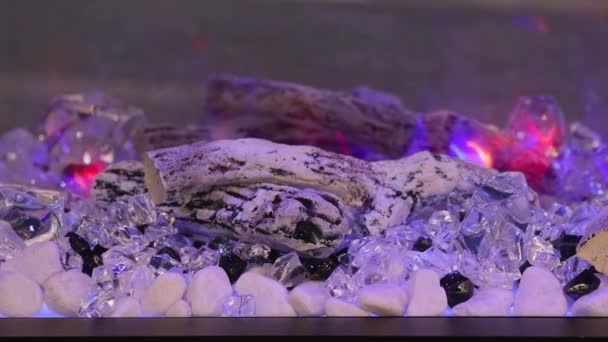 Multi Color Kominek Elektryczny Kryształami Kamyki Diamenty Efekt Płomienia Nowoczesny — Wideo stockowe