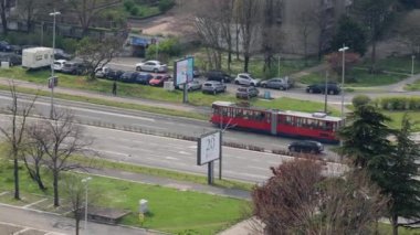 Belgrad, Sırbistan - 09 Nisan 2023: Kızıl Tramvay Toplu Taşımacılığı Pazar günü Yeni Belgrad Şehri 'nde görülüyor.
