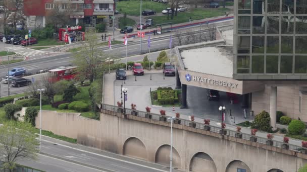 塞尔维亚贝尔格莱德 2023年4月9日 新贝尔格莱德Hyatt Regency Five Star酒店大楼的空中景观 — 图库视频影像