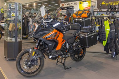 Belgrad, Sırbistan - 27 Mart 2023: Uluslararası Moto Passion Show 'da Büyük Macera Motorsikleti Macerası Ktm Motorsikletle Dolu.