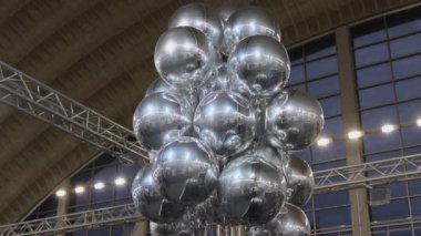 Salonda Büyük Helyum Kümesi Dolu Metalik Folyo Gümüş Balonlar