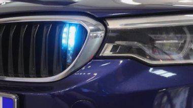 Polis Müdahale Aracında Öndeki Izgarada Mavi Işıklar