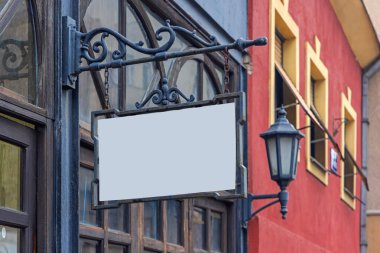 Eski Dükkan Kopyalama Alanında Demir İşareti Tahtası Asılı