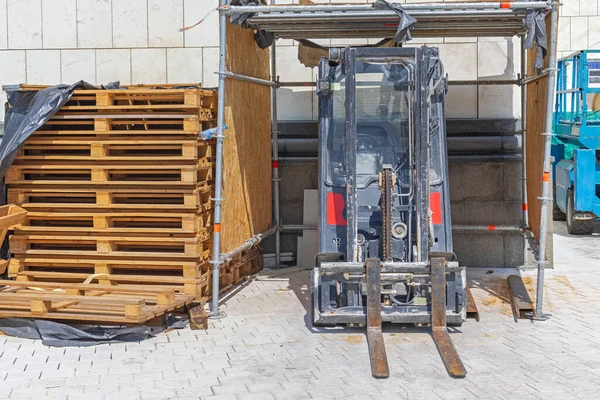 Forklift Improvised Cover Προσωρινό Γκαράζ Και Στοίβα Παλετών Στο Εργοτάξιο — Φωτογραφία Αρχείου