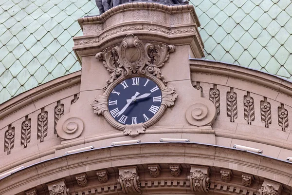 Zwarte Wijzerplaat Klok Bij Old Bank Building Belgrado — Stockfoto