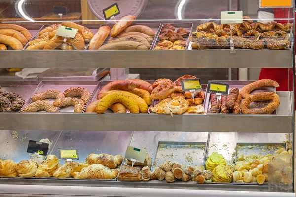 Freshly Baked Goods Display Case Bakery Shop — Stock Photo, Image